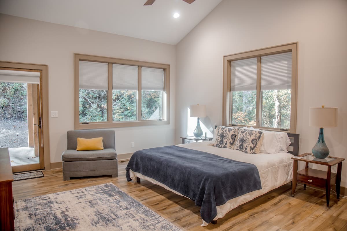 Glen Falls Luxury Cabin exterior surrounded by Nantahala National Forest